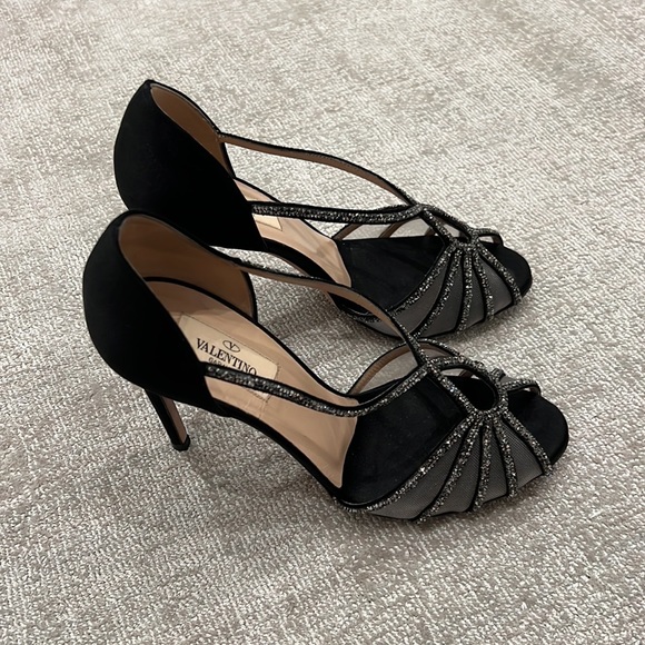 VALENTINO BLACK SATIN & MESH CRYSTAL EMBELLISHED PEEP TOE
PUMPS Size 36.5 - Picture 3 of 11